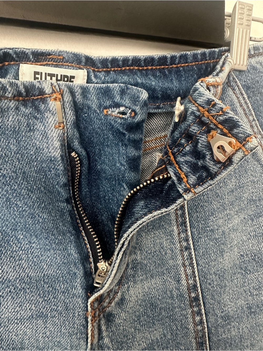 Future Collective Light Wash Barrel Leg Jeans – Women’s Size 4 - Picture 4 of 8